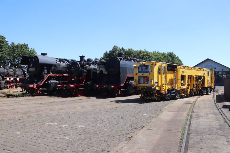 BAM Stopmachine met het fabrieksnummer 1214 en het UIC-nummer 99 84 942 8 702-7.